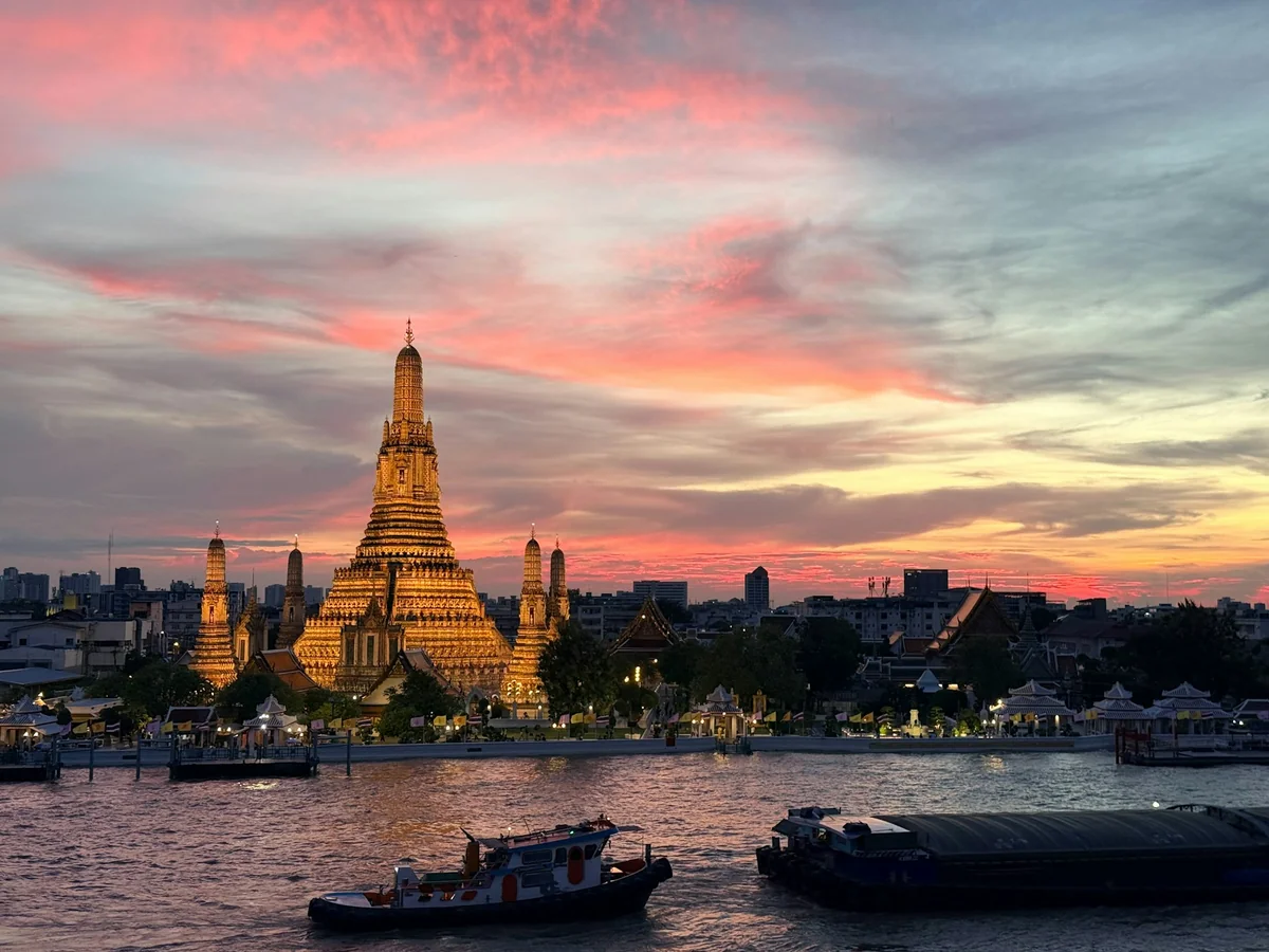 Wat Arun, Bangkok, saat matahari terbenam